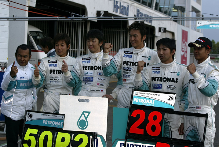 1-2フィニッシュを達成したBMW Z4M COUPEのクルー達