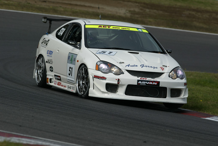 ST4クラスのポールポジションは、AGY ings インテグラ