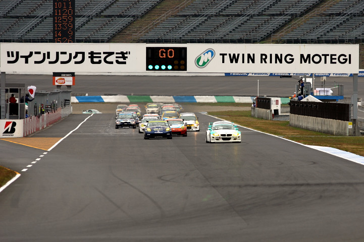 500km先のゴールを目指して「もてぎスーパー耐久500km」レースがスタートした