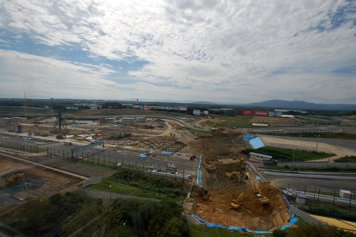 鈴鹿サーキット改修（2008/10/12）: 逆バンク方面への通路拡張のため切断されたメインストレート