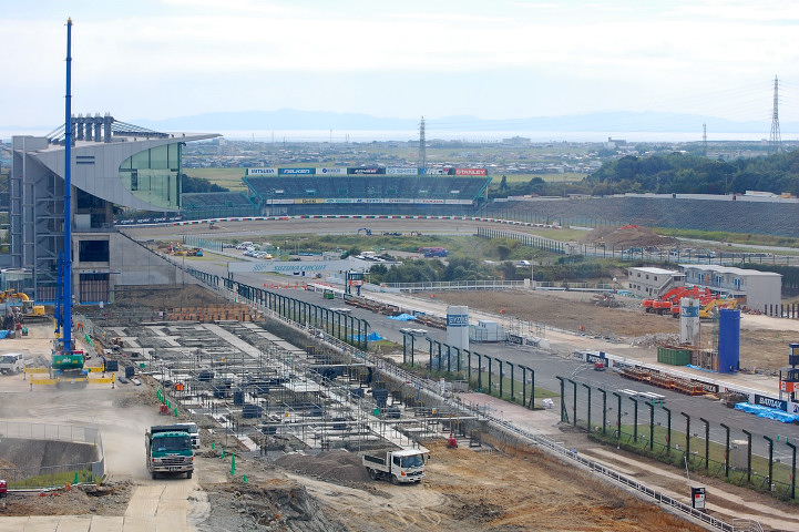 鈴鹿サーキット改修（2008/10/12）: メインスタンドの基礎工事も進行中