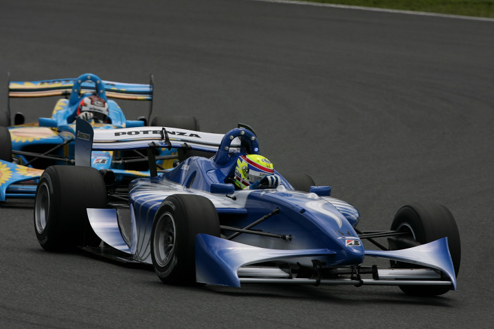 来期用の新型シャーシーFN09がデモラン。こちらはホンダ車で天馬がイメージか？