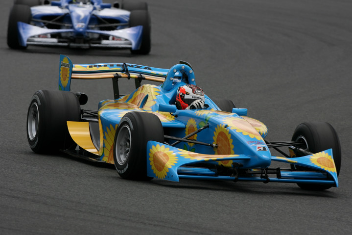 来期用の新型シャーシーFN09がデモラン。こちらはトヨタ車でひまわりがペイントされている