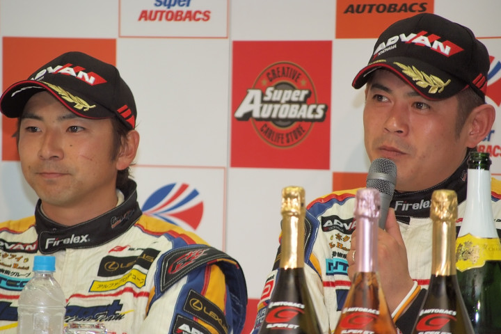 優勝記者会見に答えるGT300ウィナーの織戸学と片岡龍也
