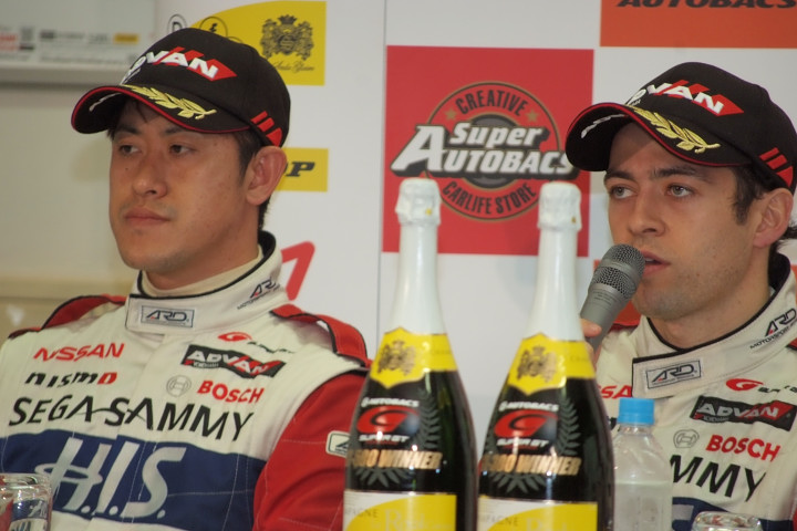 優勝記者会見に答えるGT500ウィナーのジョアオ・パオロ・デ・オリベイラと荒聖治