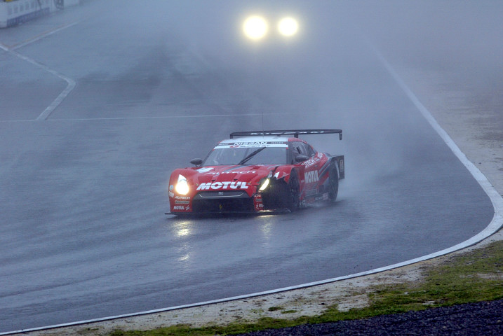 昨年のチャンピオン、MOTUL AUTECH GT-Rはスタート直後に接触して万事休す