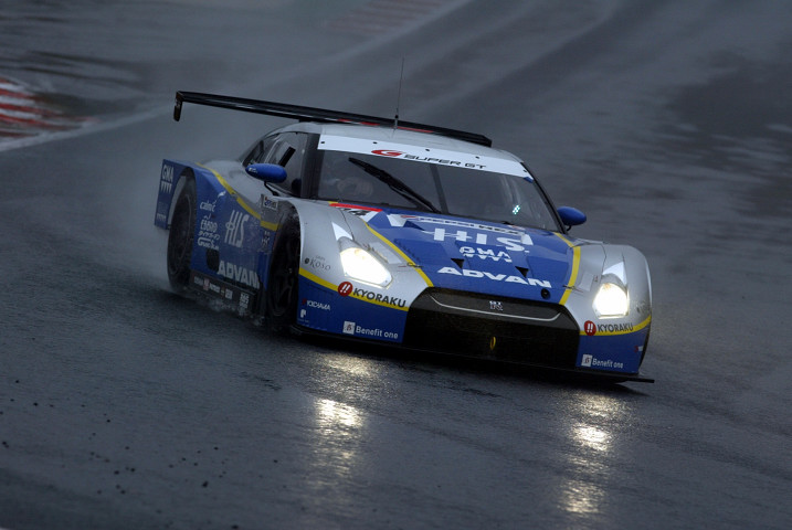 雨のなか、ヨコハマのニューウェットタイヤが威力を発揮、国内初優勝を飾ったHIS ADVAN KONDO GT-R