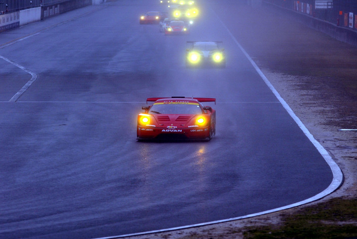 GT300クラス、雨の中のスタートシーン