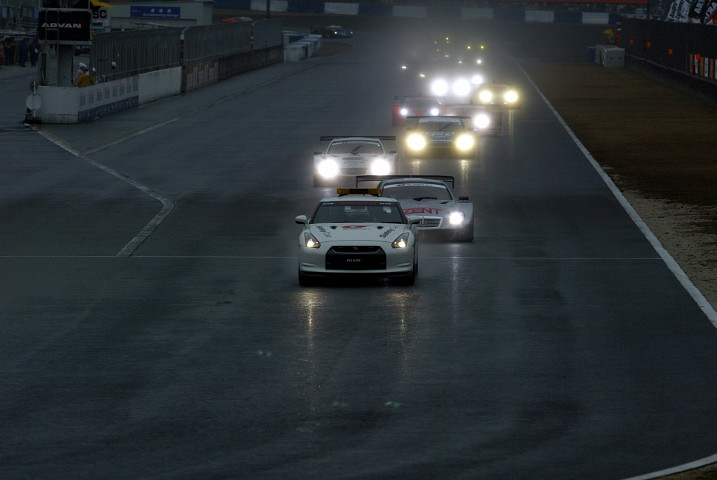 2009年の開幕戦はペースカー先導でスタートが切られた