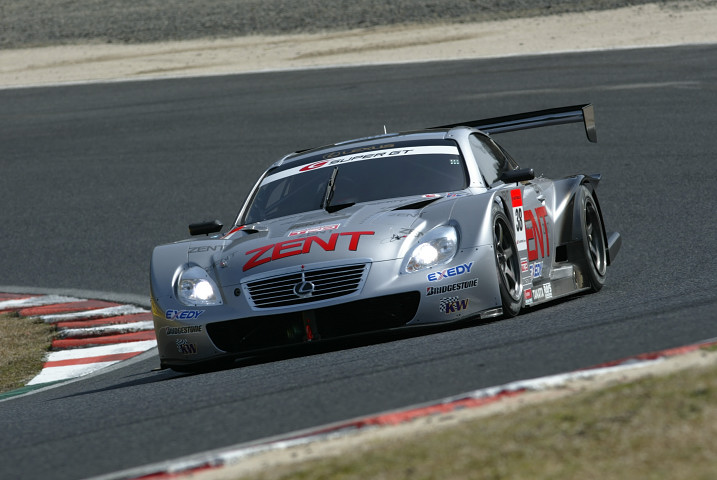 スーパーラップ: 予選に続いてここでも最速でPPを決めたのはZENT CERUMO SC430（立川／ライアン組）