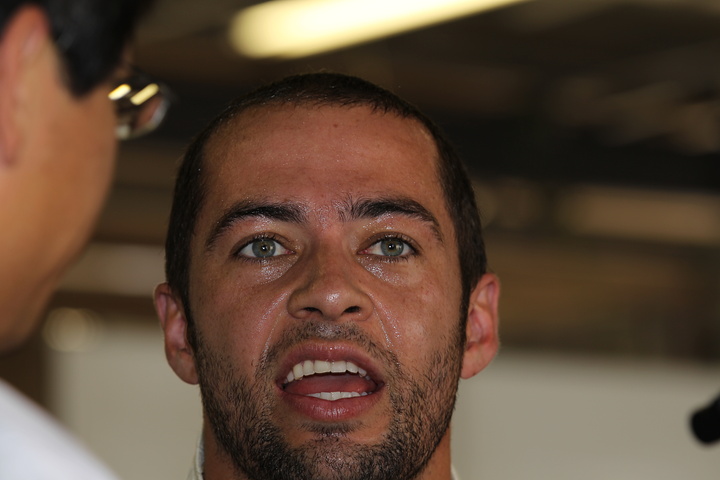 フリー走行2回目: 戻ってきたオリベイラは汗だく