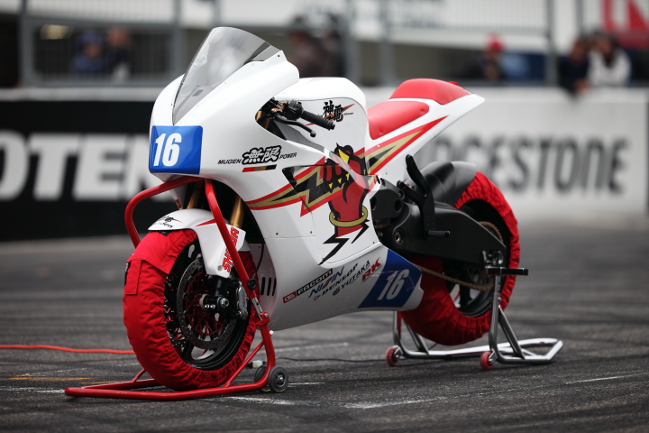 ファン感謝デー2日目: 無限電動バイク「神電」