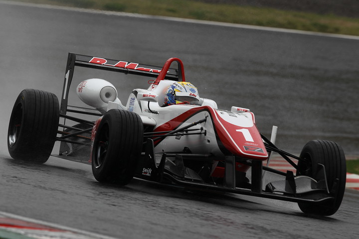 ポールポジションは山内英揮（B-MAX）