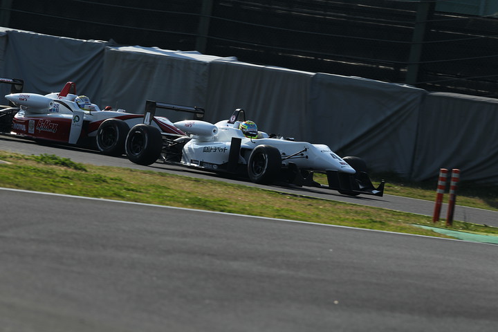 最終ラップで山内英揮をとらえた平川亮