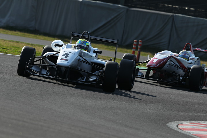 最終ラップで山内英揮をとらえた平川亮