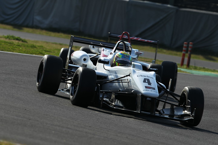 最終ラップでトップに立った平川亮