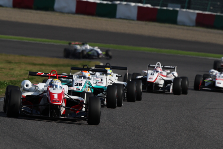 12周のレースが始まった。スタートで飛び出したのはPPの山内英揮（B-MAX）