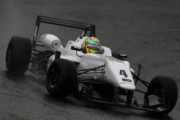 ポールポジションは平川亮（RSS)