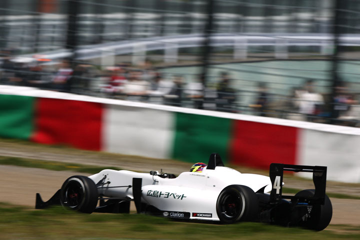 スタートでトップに立ち後続を引き離す平川亮