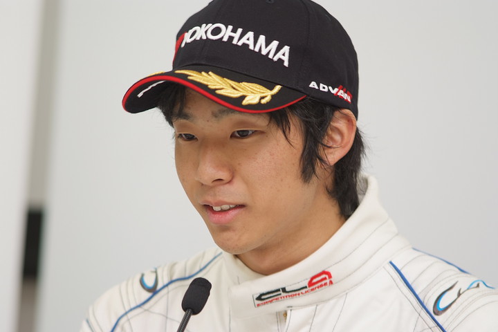 決勝記者会見: 優勝の平川亮（RSS)