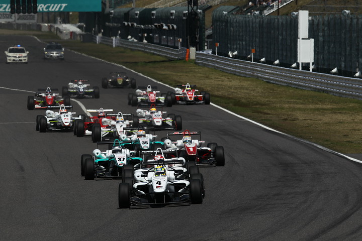 17周の決勝レースがスタートした