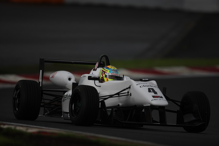 ポールポジションは平川亮（RSセリザワ）