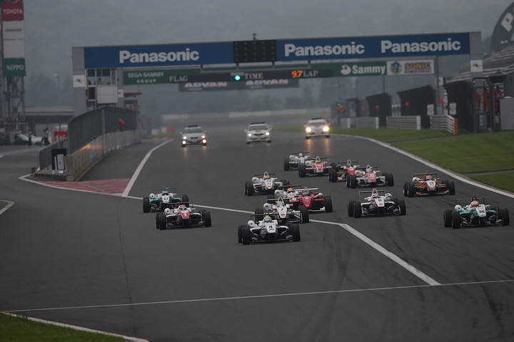 15周の決勝レースがスタートした