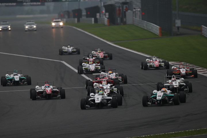 15周の決勝レースがスタートした