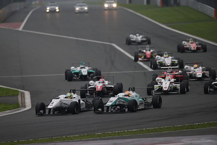 15周の決勝レースがスタートした