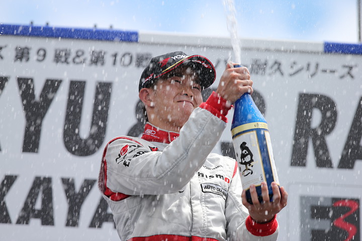 暫定表彰式: Nクラス優勝の佐々木大樹（NDDP）