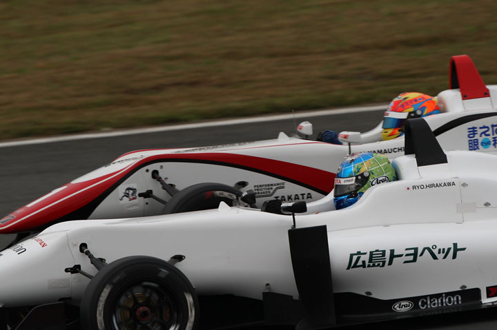 レース序盤、平川亮と山内英揮の争い