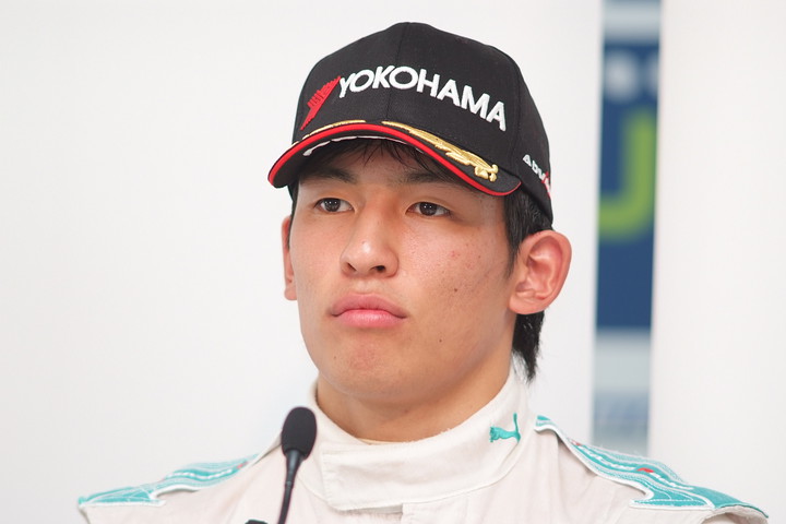 決勝記者会見: 優勝の中山雄一（トムス）