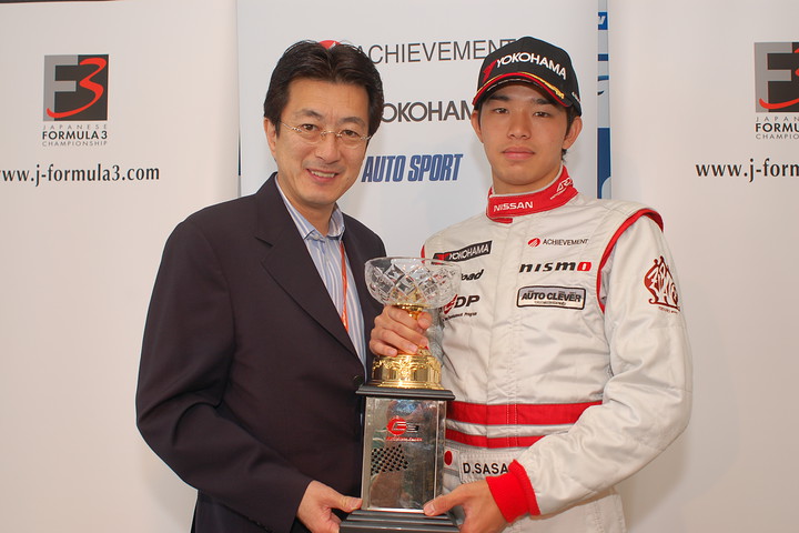 Nクラスチャンピオンの佐々木大樹とアチーブメント株式会社代表取締役社長青木仁志氏