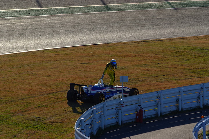 鈴鹿クラブマン最終戦F4決勝: ポールポジションの伴貴広はフォーメーションラップでストップ