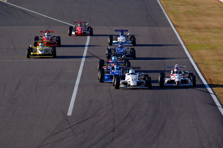 鈴鹿クラブマン最終戦F4決勝: 10周の決勝レースがスタートした