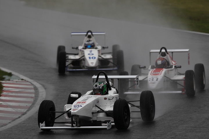 S-FJ第4戦第1レース: 7周の決勝レースがスタート、石川京侍がホールショット