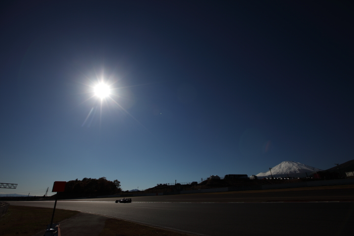 FUJI SPRINT CUP: 晩秋の太陽と富士山