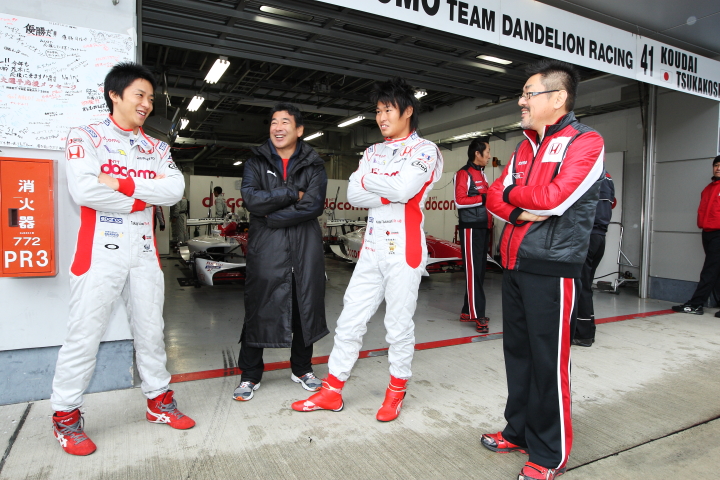 FUJI SPRINT CUP: 談笑するダンディライアンチームの面々