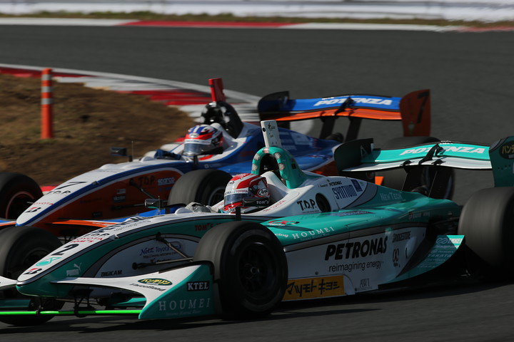 JAFGP: 1コーナーで国本雄資をアウトからパスする中嶋一貴