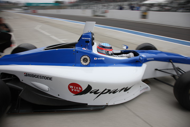 コースインする佐藤琢磨（無限）