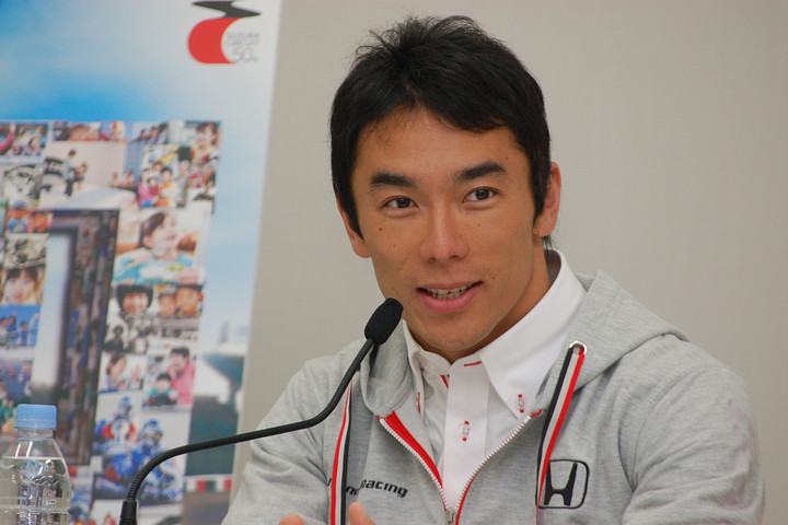 決勝記者会見: 2位の佐藤琢磨（無限）
