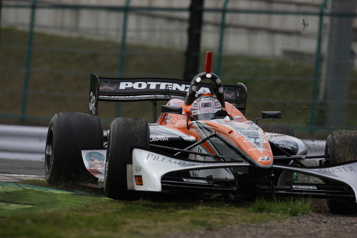 フリー走行2回目: スタート練習後にコースアウトする平手晃平（セルモ・インギング）