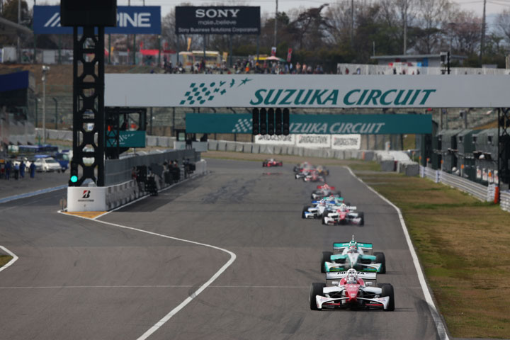 レース序盤の1コーナー