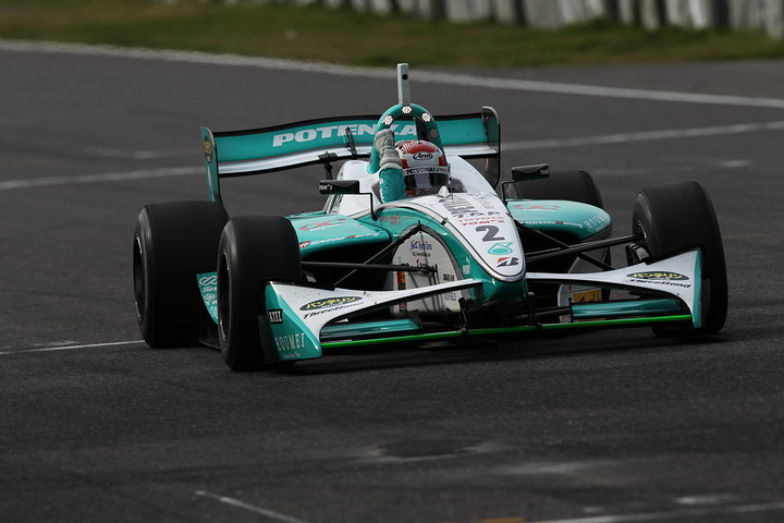 トップでゴールする中嶋一貴