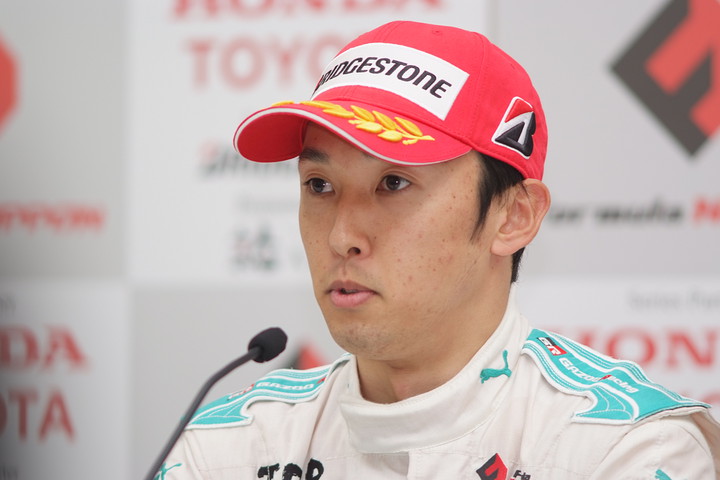 決勝記者会見: 優勝の中嶋一貴（トムス）