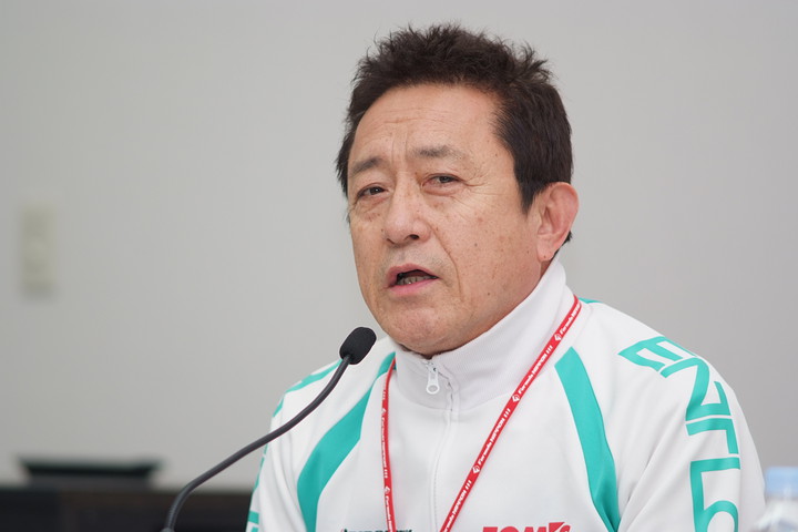 決勝記者会見: 優勝チーム監督の舘信秀氏（トムス）