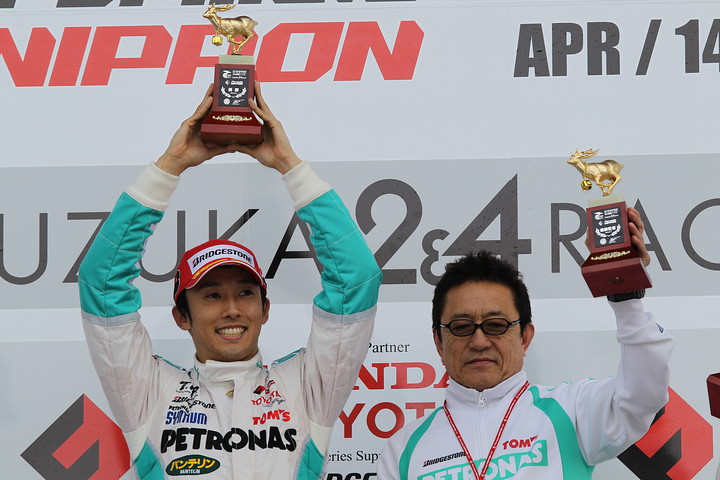 暫定表彰式でトムスの中嶋一貴と舘監督