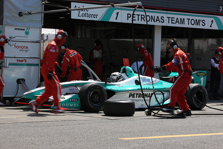 フリー走行2回目: ポールシッターのアンドレ・ロッテラー（トムス）は8位