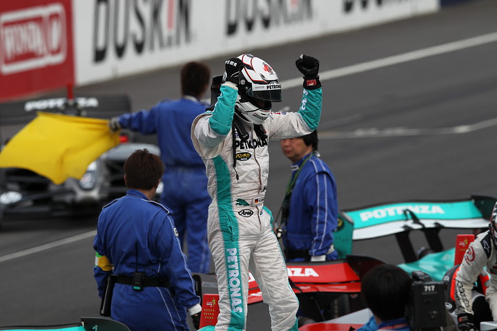 優勝してガッツポーズのアンドレ・ロッテラー（トムス）