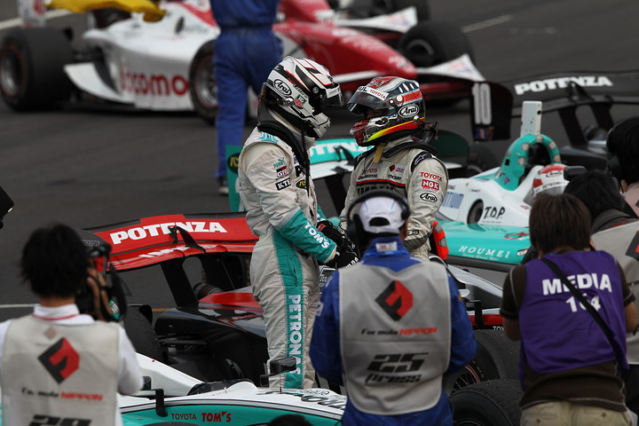 健闘をたたえ合う優勝のアンドレ・ロッテラーと2位に入ったジョアオ・パオロ・デ・オリベイラ